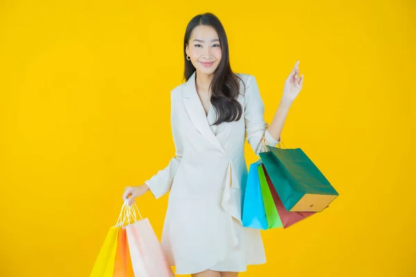 亚洲年轻貌美的女人带着色彩艳丽的购物袋微笑 — 图库照片
