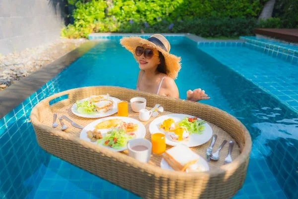 Ritratto Giovane Donna Asiatica Sorriso Felice Godere Con Vassoio Colazione — Foto Stock