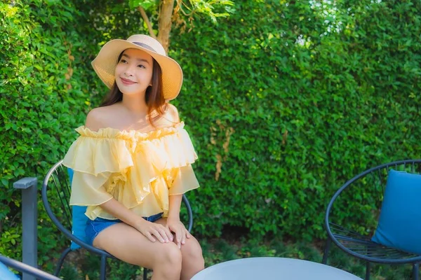 Retrato Joven Asiático Mujer Feliz Sonrisa Relajarse Alrededor Aire Libre — Foto de Stock