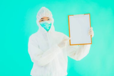 Güzel, genç Asyalı doktor kadın koronavirüsten korunmak için ppe ya da kişisel koruyucu ekipman takıyor ya da mavi izole arka planda beyaz kartı olan 19. bölgede yaşıyor.