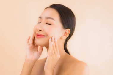 Güzellik kaplıcaları ve kozmetik makyaj anlayışı olan Asyalı güzel bir kadın portresi.