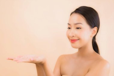 Güzellik kaplıcaları ve kozmetik makyaj anlayışı olan Asyalı güzel bir kadın portresi.