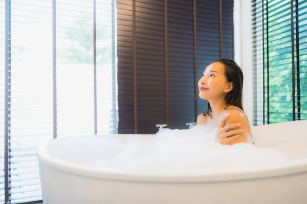 Retrato Hermosa Joven Asiática Mujer Feliz Sonrisa Relajarse Tomar Baño — Foto de Stock