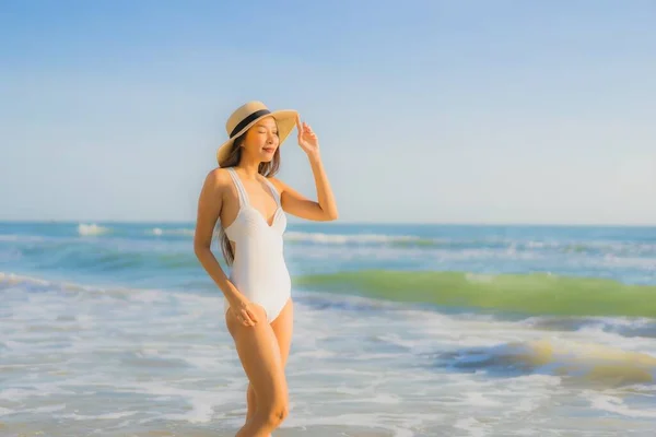 Retrato Hermosa Joven Asiática Mujer Feliz Sonrisa Alrededor Mar Océano —  Fotos de Stock