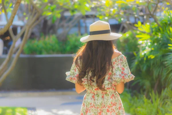 Retrato Hermosa Joven Asiática Mujer Caminando Con Feliz Disfrutar Alrededor — Foto de Stock