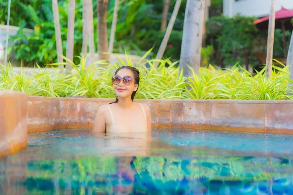Retrato Hermosa Joven Mujer Asiática Relajarse Alrededor Piscina Complejo Hotelero —  Fotos de Stock