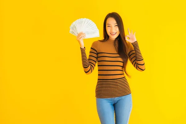 Портрет Красивая Молодая Азиатка Счастливая Улыбка Богатая Большим Количеством Наличных — стоковое фото