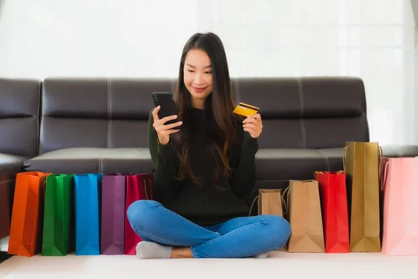 Портрет Красивая Молодая Азиатская Женщина Сумкой Кредитной Картой Мобильным Телефоном — стоковое фото