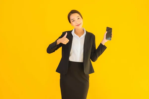 Porträt Schöne Junge Business Asiatin Mit Smartphone Und Kaffeetasse Auf — Stockfoto