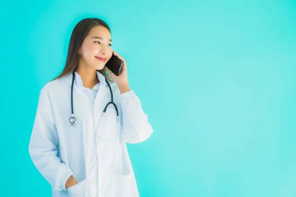 Porträt Schöne Junge Asiatische Ärztin Nutzt Mobiles Smartphone Für Klinik — Stockfoto