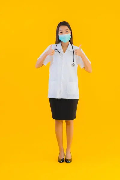 Ritratto Bella Giovane Donna Medico Asiatico Con Maschera Proteggere Merluzzo — Foto Stock