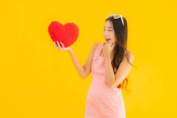 Retrato Hermosa Joven Asiática Mujer Con Corazón Almohada Signo Amarillo — Foto de Stock