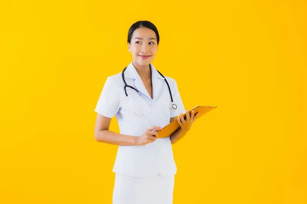 肖像画美しい若いアジアの女性タイの看護師笑顔幸せな準備のための仕事のためのクリニックや病院で黄色隔離された背景 — ストック写真