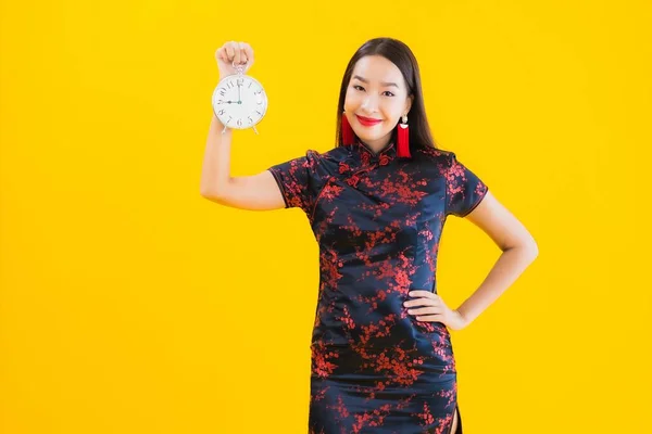 Retrato Bonito Jovem Asiático Mulher Desgaste Chinês Vestido Mostrar Relógio — Fotografia de Stock