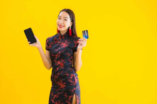 Porträt Schöne Junge Asiatische Frau Tragen Chinesisches Kleid Mit Kreditkarte — Stockfoto