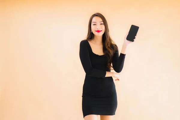 아름다운 아시아 여성의 웃음을 초상화는 컬러로 배경에서 스마트폰을 행복하게 — 스톡 사진