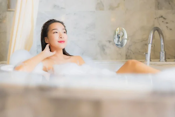 Güzel Bir Portre Genç Asyalı Kadın Rahatla Banyo Küvetinde Banyo — Stok fotoğraf