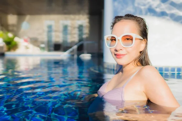 아름다운 여성이 수영장에서 여가를 즐긴다 — 스톡 사진