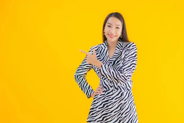 Portré Gyönyörű Fiatal Ázsiai Mosoly Boldog Akció Sárga Elszigetelt Háttér — Stock Fotó