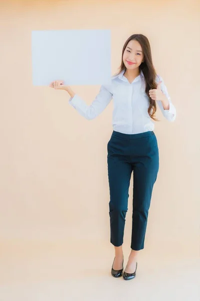 Πορτρέτο Όμορφη Νεαρή Ασιάτισσα Επιχειρηματίας Δείχνουν Λευκό Άδειο Banner Πινακίδα — Φωτογραφία Αρχείου