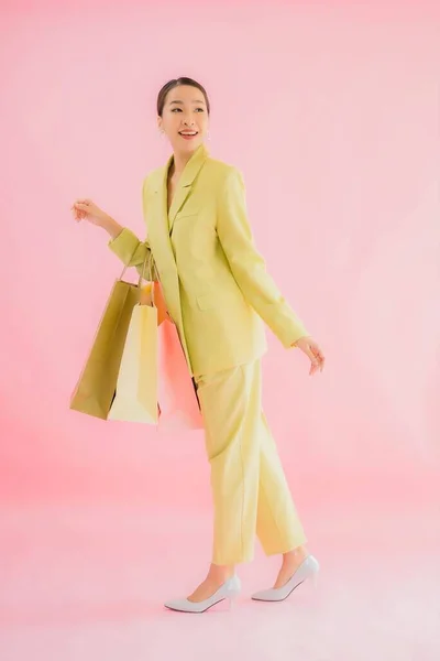 Renkli Arka Planda Alışveriş Çantası Taşıyan Güzel Asyalı Kadını Portresi — Stok fotoğraf