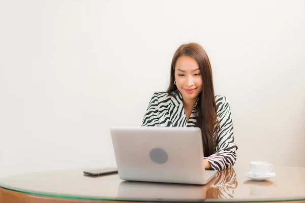 Retrato Hermosa Joven Asiática Mujer Uso Ordenador Portátil Mesa Trabajo — Foto de Stock