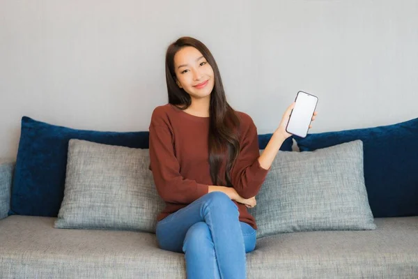 Portret Piękna Młoda Azjatycka Kobieta Używać Smartfona Kanapie Salonie Wnętrza — Zdjęcie stockowe
