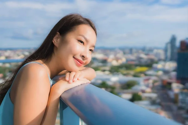 Retrato Hermosa Joven Asiática Mujer Alrededor Balcón Con Vista Aire —  Fotos de Stock