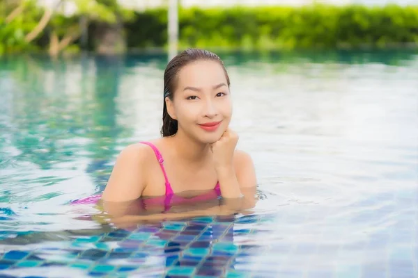 Retrato Hermosa Joven Mujer Asiática Relajarse Disfrutar Alrededor Piscina Aire —  Fotos de Stock