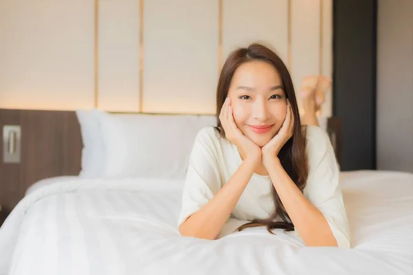 Güzel Bir Asyalı Kadının Portresi Gülümse Yatak Odasında Rahatla — Stok fotoğraf