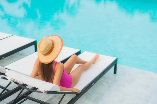 Retrato Hermosa Joven Mujer Asiática Relajarse Sonrisa Alrededor Piscina Aire — Foto de Stock