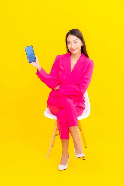 Портрет Красивая Молодая Азиатская Женщина Использовать Смартфон Желтом Цвете Изолированный — стоковое фото