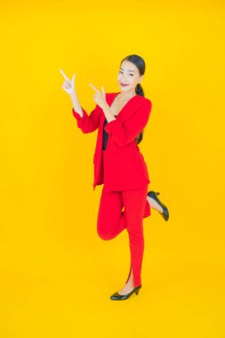 Portre güzel Asyalı kadın gülümsüyor. Renkli arka planda hareket var.