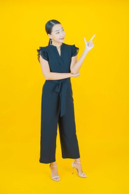 Portre güzel Asyalı kadın gülümsüyor. Renkli arka planda hareket var.