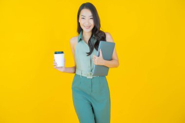 Asyalı güzel bir kadının portresi bilgisayarla izole edilmiş arka planda gülümsüyor.