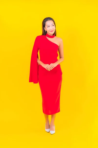 Retrato Bonito Jovem Asiático Mulher Sorriso Com Ação Amarelo Isolado — Fotografia de Stock