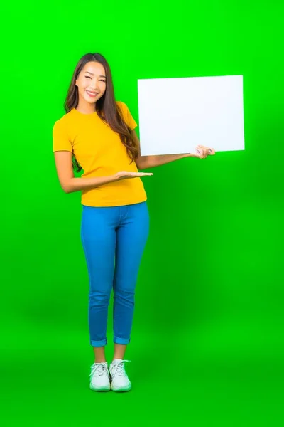 Retrato Hermosa Joven Asiática Mujer Show Blanco Vacío Valla Publicitaria — Foto de Stock