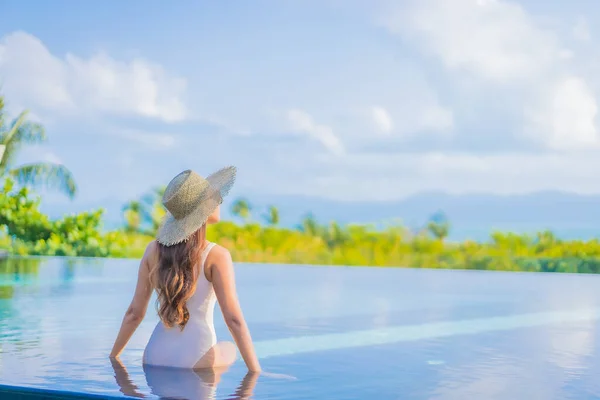 Portrait Belle Jeune Femme Asiatique Profiter Autour Piscine Extérieure Avec — Photo