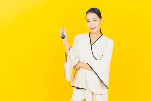 Portret Mooie Jonge Business Aziatische Vrouw Met Auto Sleutel Gele — Stockfoto