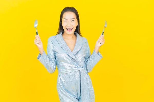 Asyalı Güzel Bir Kadının Portresi Sarı Arka Planda Çatal Kaşıkla — Stok fotoğraf
