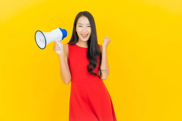 Portret Mooie Jonge Aziatische Vrouw Glimlach Met Megafoon Gele Kleur — Stockfoto