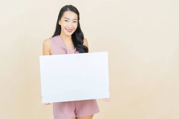 Портрет Красивая Молодая Азиатская Женщина Пустым Белым Рекламным Щитом Цветном — стоковое фото