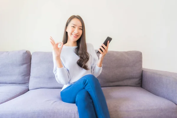 Portret Mooie Jonge Aziatische Vrouw Gebruik Slimme Mobiele Telefoon Bank — Stockfoto