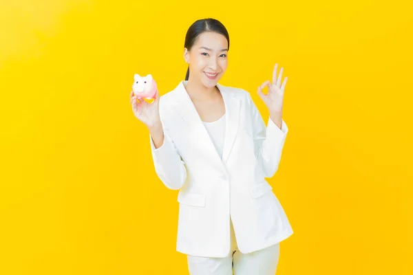 Portret Mooie Jonge Aziatische Vrouw Met Piggy Bank Kleur Achtergrond — Stockfoto