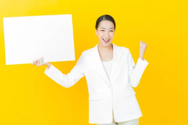 Porträt Schöne Junge Asiatische Frau Mit Leeren Weißen Plakatwand Auf — Stockfoto