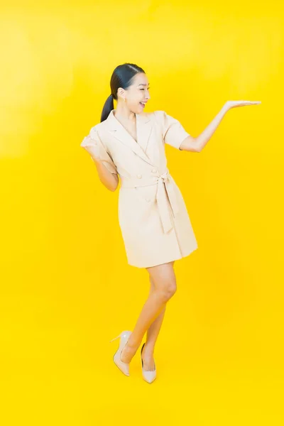 Retrato Bonito Jovem Asiático Mulher Sorriso Com Ação Cor Fundo — Fotografia de Stock