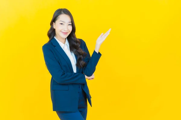Portret Mooie Jonge Aziatische Vrouw Glimlach Met Actie Kleur Achtergrond — Stockfoto