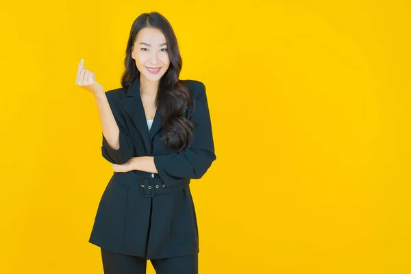 Portret Mooie Jonge Aziatische Vrouw Glimlach Met Actie Kleur Achtergrond — Stockfoto