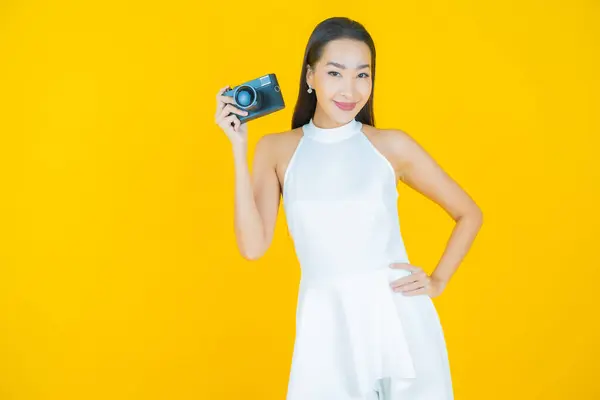 Porträtt Vacker Ung Asiatisk Kvinna Använda Kamera Färg Bakgrund — Stockfoto