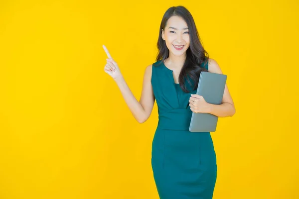 Porträtt Vacker Ung Asiatisk Kvinna Leende Med Dator Laptop Isolerad — Stockfoto